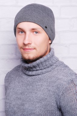 yakışıklı adam kış şapka