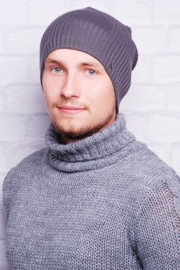 yakışıklı adam kış şapka