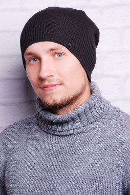 yakışıklı adam kış şapka