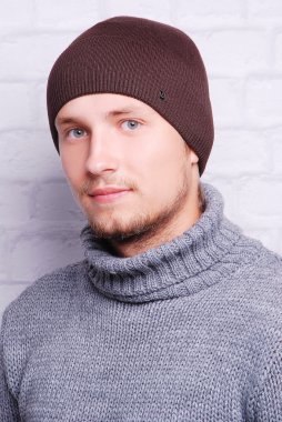 yakışıklı adam kış şapka