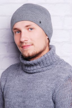 yakışıklı adam kış şapka