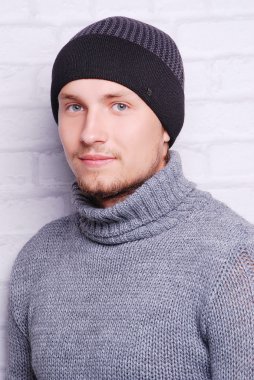 yakışıklı adam kış şapka