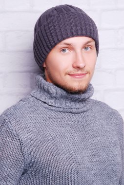 yakışıklı adam kış şapka