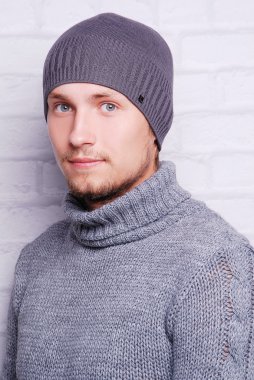 yakışıklı adam kış şapka