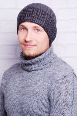 yakışıklı adam kış şapka