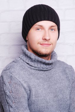 yakışıklı adam kış şapka