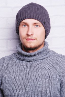 yakışıklı adam kış şapka