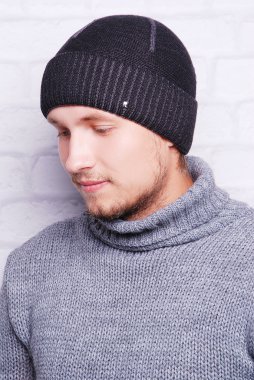 yakışıklı adam kış şapka