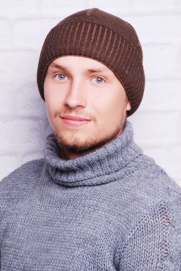 yakışıklı adam kış şapka