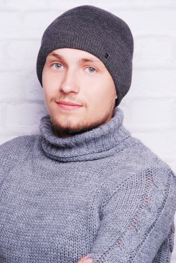 yakışıklı adam kış şapka