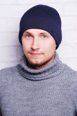 yakışıklı adam kış şapka