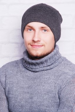 yakışıklı adam kış şapka