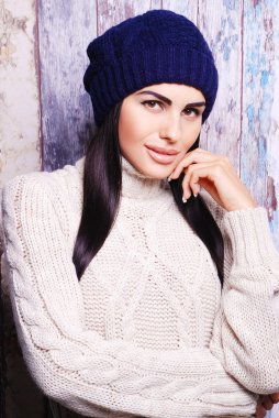 Kış şapka esmer kadın