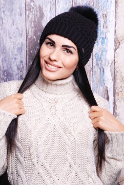 Kış şapka esmer kadın