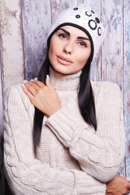 Kış şapka esmer kadın