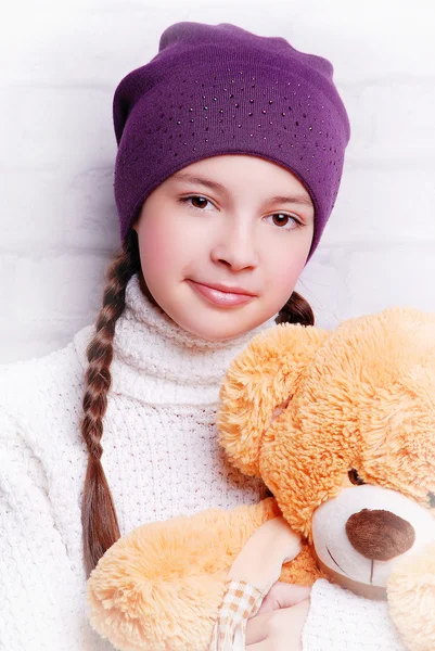 Menina criança usando chapéu de malha — Fotografia de Stock