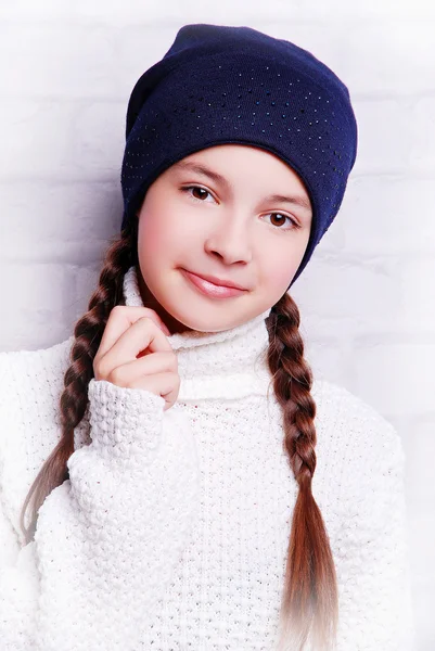 Bambino ragazza indossa cappello a maglia — Foto Stock