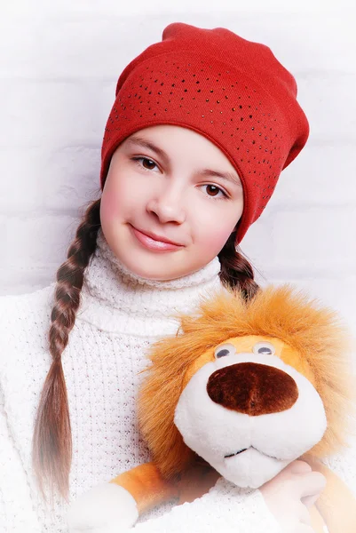 Dítě dívka nosí pletený klobouk — Stock fotografie