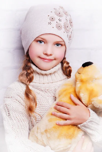 Çocuk kız giyiyor örme şapka — Stok fotoğraf