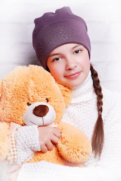 Niña usando sombrero de punto —  Fotos de Stock