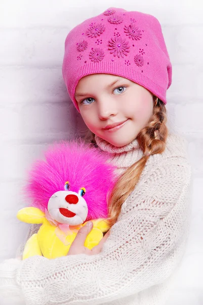 Bambino ragazza indossa cappello a maglia — Foto Stock