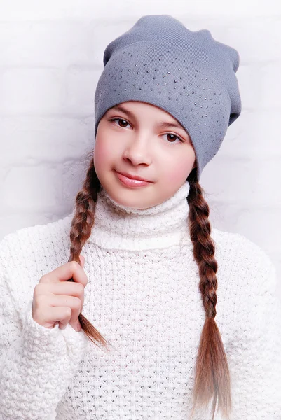 Barn tjej bär Stickad mössa — Stockfoto