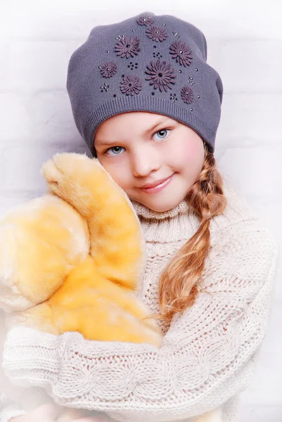 Menina criança usando chapéu de malha — Fotografia de Stock