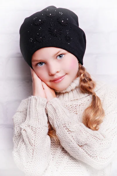 Child girl wearing knitted hat — Stock Photo, Image