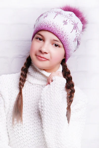 Bambino ragazza indossa cappello a maglia — Foto Stock