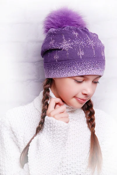 Bambino ragazza indossa cappello a maglia — Foto Stock