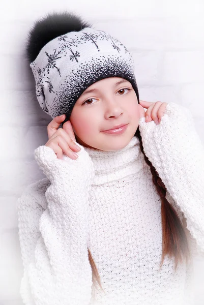 Bambino ragazza indossa cappello a maglia — Foto Stock