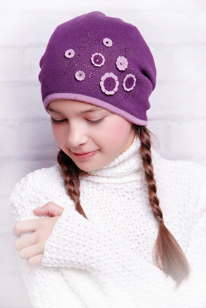 Niña usando sombrero de punto — Foto de Stock