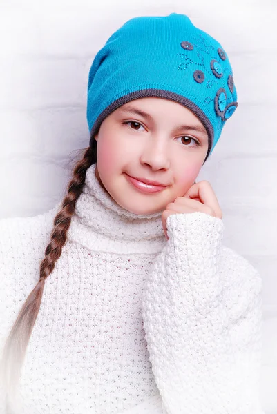 Menina criança usando chapéu de malha — Fotografia de Stock