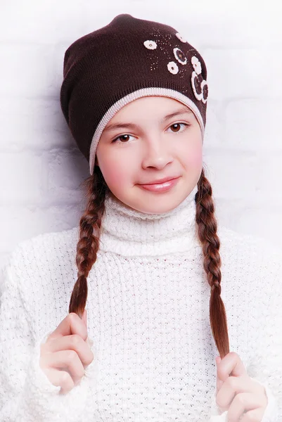 Bambino ragazza indossa cappello a maglia — Foto Stock