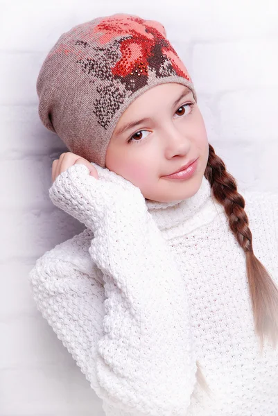 Bambino ragazza indossa cappello a maglia — Foto Stock