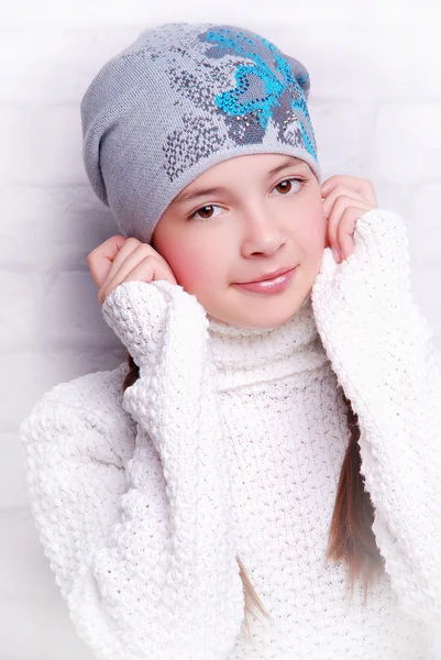 Menina criança usando chapéu de malha — Fotografia de Stock