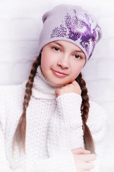 Enfant fille portant chapeau tricoté — Photo