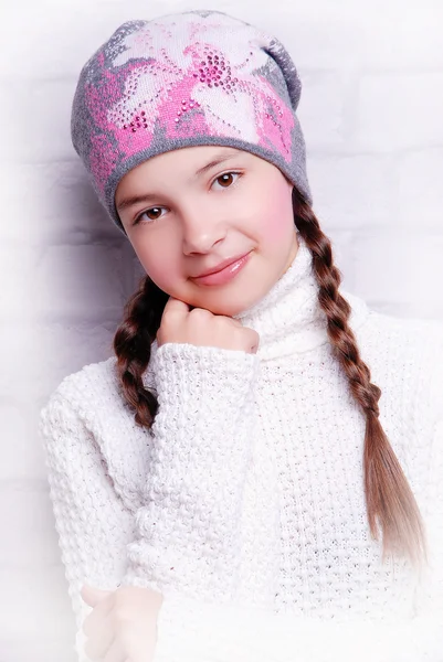 儿童女孩穿着针织的帽子 — 图库照片