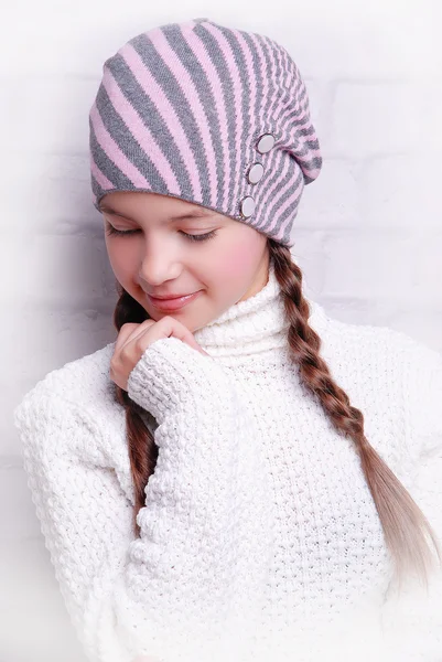 Enfant fille portant chapeau tricoté — Photo