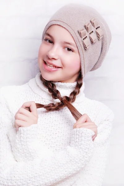 Menina criança usando chapéu de malha — Fotografia de Stock