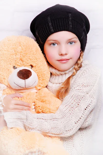 Çocuk kız giyiyor örme şapka — Stok fotoğraf