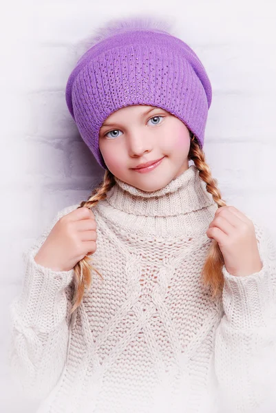 Kind meisje dragen gebreide muts — Stockfoto