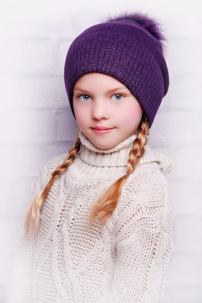 Gyermek lány visel térdzokni — Stock Fotó