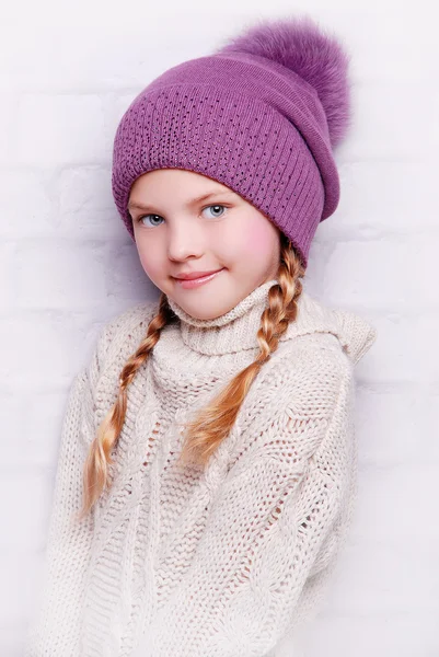 Dziecko dziewczynka noszenie czapka — Zdjęcie stockowe