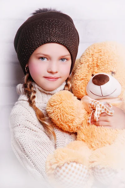 可爱的小女孩微笑着在温暖的帽子 — 图库照片