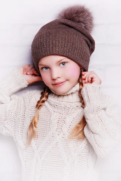Adorable dziewczyna uśmiechający się w ciepłą czapkę — Zdjęcie stockowe