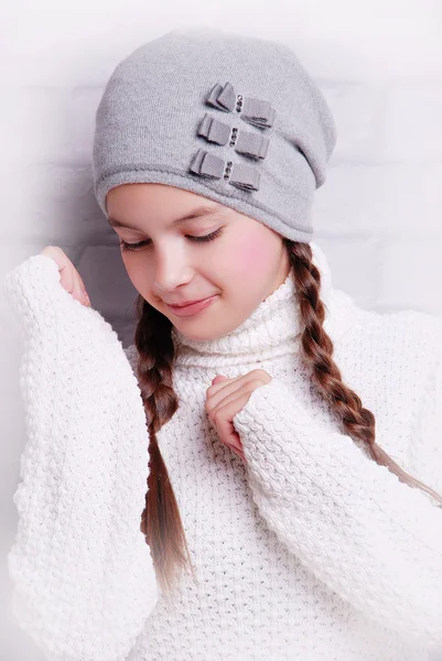 Menina sorridente adorável em chapéu quente — Fotografia de Stock