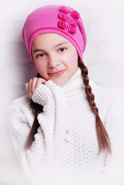 Rozkošný usmívající se dívka v teplou čepici — Stock fotografie