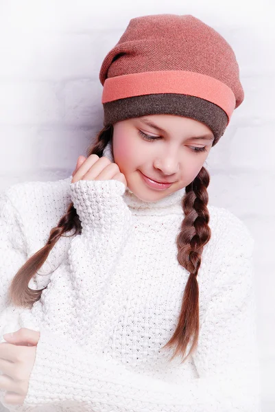 Menina sorridente adorável em chapéu quente — Fotografia de Stock