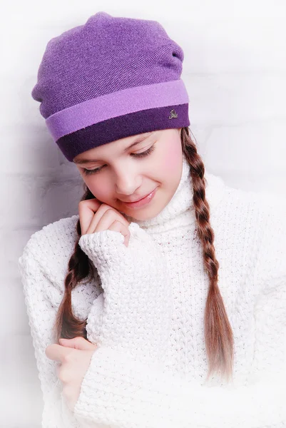 Bedårande leende flicka i varmt hatt — Stockfoto